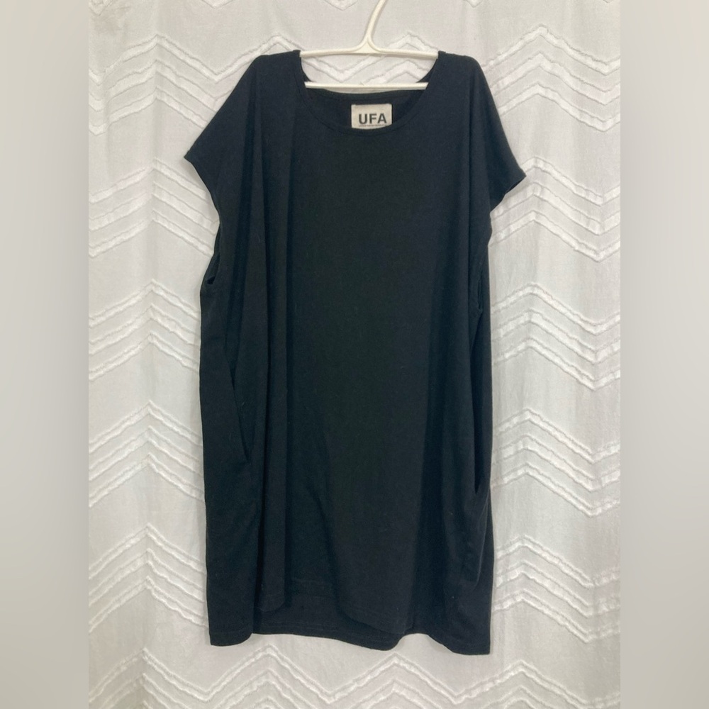 2 Tunic style tops. Army green and black. S/M. Cotton blend